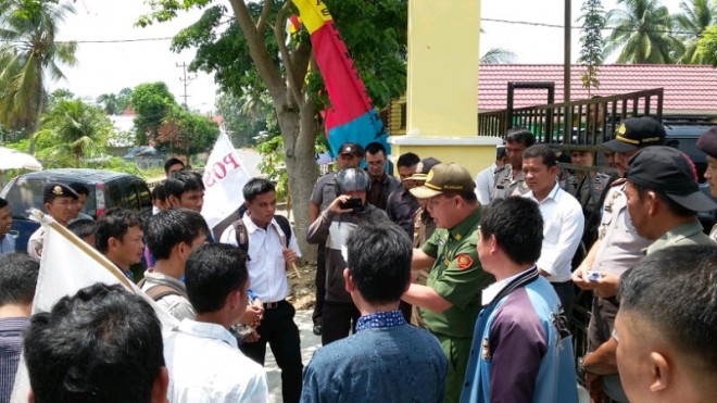 Massa Pospera menggelar aksi di Kantor PU Sarolangun